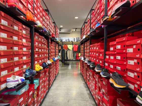 Maximize Footwear Savings: Outlet Deals, Loyalty Programs & Year-Round Discounts