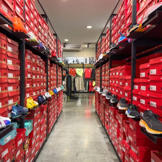 Maximize Footwear Savings: Outlet Deals, Loyalty Programs & Year-Round Discounts